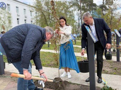 У Києві вшанували загиблих медиків: на Алеї Героїв з’явилися нові імена