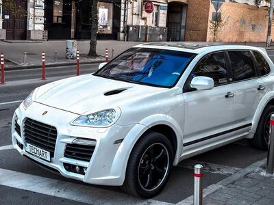 700-сильний монстр: у Києві помітили заряджений кросовер Porsche 2000-х (ФОТО)