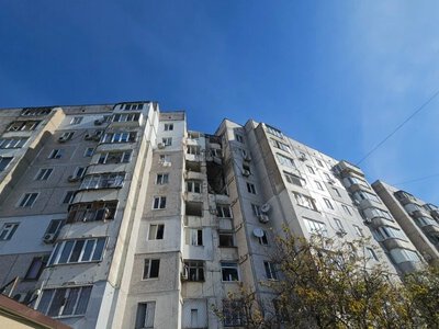 У Херсоні російські безпілотники вдарили по житловій багатоповерхівці. ВІДЕО