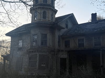 Занедбане обійстя з культового фільму жахів: дивіться фото завмерлого часу