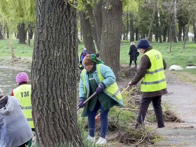 У гідропарку Рівного почали прибирання поблизу водойми
