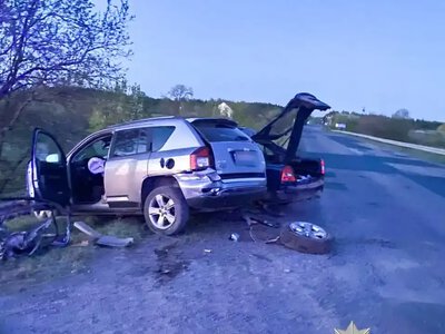 Смертельне зіткнення у селі на Рівненщині: пасажира госпіталізували, водій загинув на місці