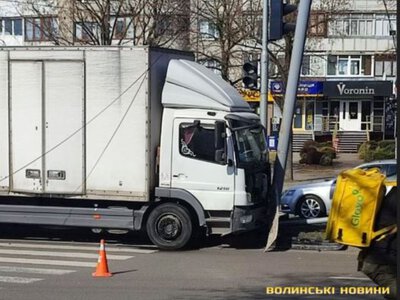 У Луцьку водійка не пропустила вантажівку, а та знесла світлофор і стовп