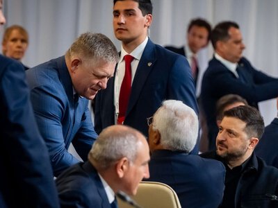 Зеленський зустрівся з Фіцо на саміті у Єревані