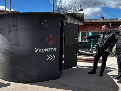 «Парасолька», «Равлик», «Сейф»: на Рівненщині підприємство виготовляє мобільні укриття