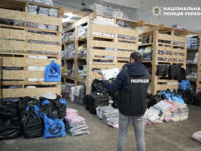 Колишнього митника зі спільниками викрили на продажі гуманітарної допомоги на ринку в Одесі
