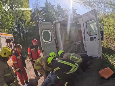 У Рівненському районі рятувальники деблокували жінку з понівеченого внаслідок ДТП авто (ВІДЕО)