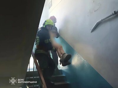 Під час ліквідації пожежі в триповерховому будинку в Житомирі рятувальники вивели з квартири жінку