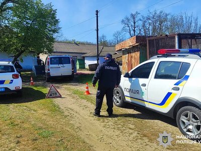 В Одеській області водій на смерть переїхав власну матір у дворі будинку