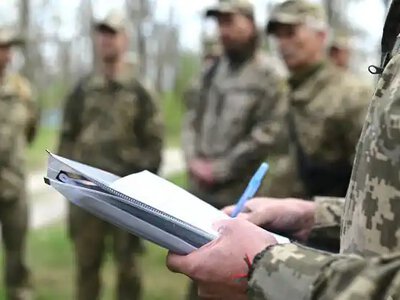 Tesla, мотоцикли та мільйони: поліція провела масштабні обшуки у посадовців ТЦК