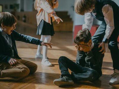 Куди звертатися у випадку булінгу: гарячі лінії та покроковий алгоритм дій