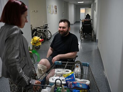 В Ужгороді волонтери принесли квіти у госпіталь для військових