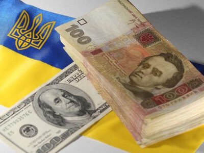 Валютні інтервенції НБУ в квітні зменшилися на 24,8%, гривня подешевшала до долара на 0,4%