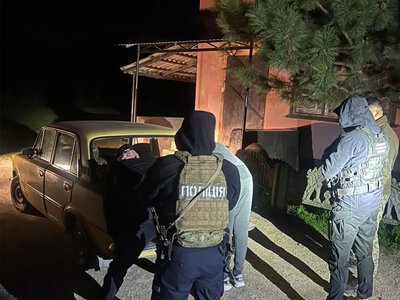 На Буковині поліцейські викрили трьох чоловіків, які допомагали військовозобов’язаному незаконно перетнути кордон