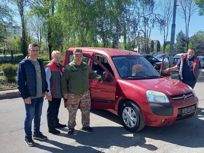 Від водія тролейбуса до воїна: у Франківську передали авто захиснику
