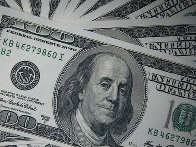  Якщо вдома маєте 100 «білих» доларів: оприлюднено уточнення про обмін таких банкнот 