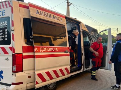 Пішки з-під обстрілів: родину з прифронтового міста евакуювали до Берегова (ФОТО)