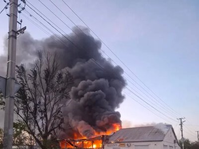 Війська РФ ударили дроном по Текстильному: згоріли магазин та відділення пошти (відео) - Херсон Daily