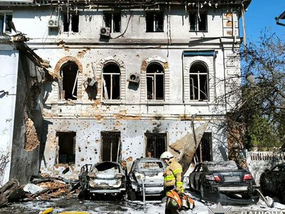 Поліція показала перші кадри з місця влучання в центрі Чернігова (Фото)