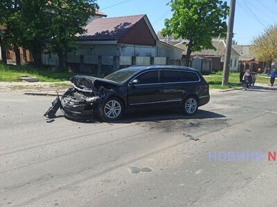 Фольксваген врізався в Тойоту в Миколаєві: дівчина отримала травму руки
