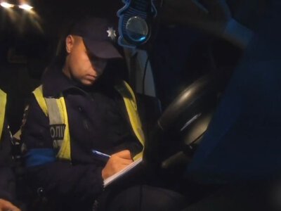 На Гайсинщині п’яний водій за 10 000 гривень хотів стерти пам’ять поліцейським – ВІДЕО