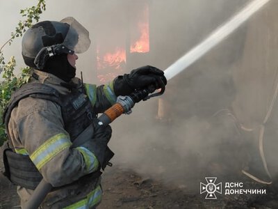 Через ворожі обстріли горіли житлові будинки у Дружківці (відео)