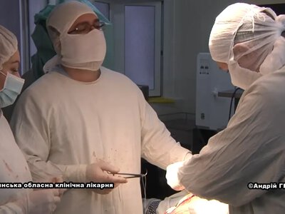 Виглядала як вагітна двійнею: волинські лікарі видалили багатодітній матері 13-літрову кісту яєчника