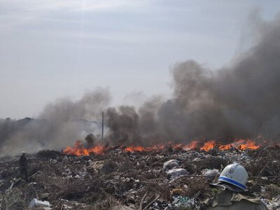 Дим сміттєзвалищ отруює атмосферу, а це іноді вважається злочином