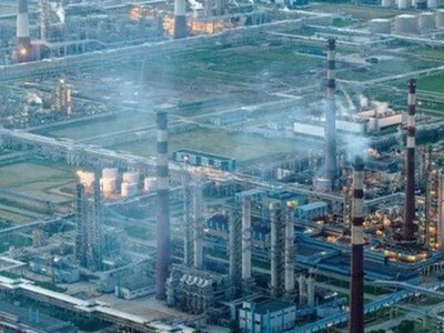 НПЗ у Ленінградській області зупинив переробку нафти після атаки український дронів, – Reuters