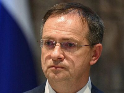 путінський переговорник на курорті: як родина Мединського відпочиває у Франції