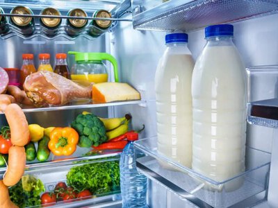 Названо 7 видів продуктів, яким не місце на полицях дверцят холодильника