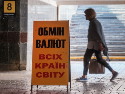 Євро стрімко падає, а долар дешевшає в обмінниках: актуальний курс валют