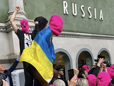 Активістки FEMEN і Pussy Riot влаштували гучну акцію протесту біля павільйону росії на Венеційській бієнале