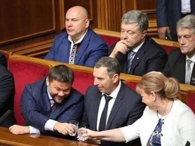 Сильне фото 2019 року: нова команда на Банковій веде державу на ешафот