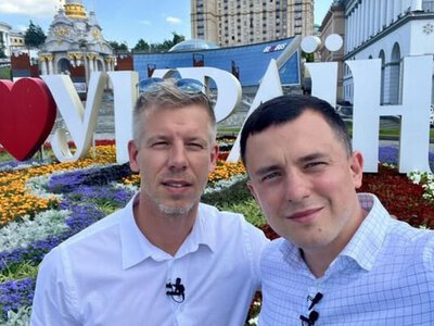 У мережі з'явилось фото прем'єра Угорщини на тлі напису Я люблю Україну
