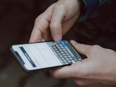 Що сильніше навантажує очі - смартфон, комп'ютер чи паперова книжка