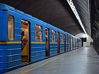 Смерть біля входу в метро: чому працівники підземки відмовилися винести дифібрилятор для чоловіка