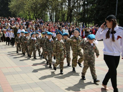 РФ витратила 50 млрд рублів на мілітаризацію школярів