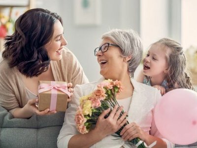 Що подарувати мамі: 10 ідей, які точно її потішать