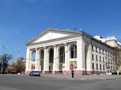 У нас у прямому сенсі немає даху: як під обстрілами працює Херсонський обласний драмтеатр