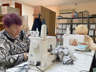Переселенки з Селидового перетворили шиття на допомогу українським воїнам