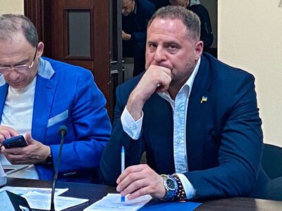 Штовханина, тривога і Єрмак: що відбувається у суді з екскерівником ОП