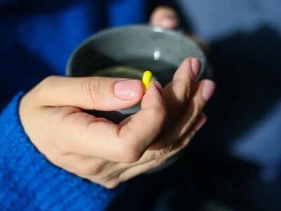 Чому ліки не можна запивати чаєм: небезпечні наслідки