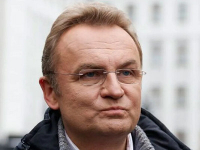 Перехожий облив мера Львова Садового невідомою рідиною посеред площі Ринок - поліція