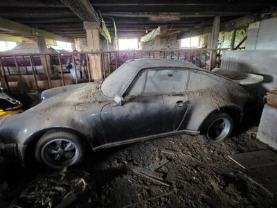 У занедбаному сараї знайшли рідкісний Porsche, який простояв там десятки років (ФОТО)