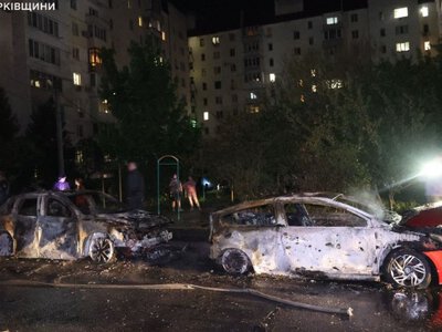 Російські БпЛА вдарили по Харкову: горіли 7 авто, пошкоджені будинки (фото)