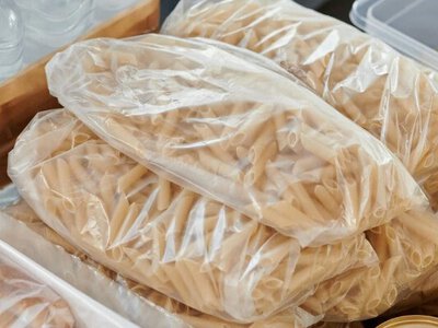 ЄС вимагає, щоб магазини в Україні почали роздавати продукти