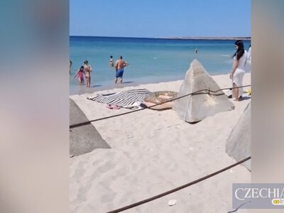 «Зуби дракона» замість шезлонгів: в окупованому Криму пляжі перетворили на лінії оборони. Відео