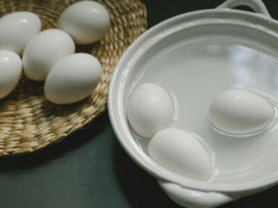 Що додати у воду, щоб яйця не тріскалися і легко чистилися