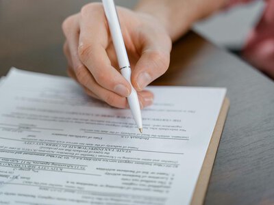 Не лише після 18 років: хто з українців має право оформити заповіт раніше повноліття